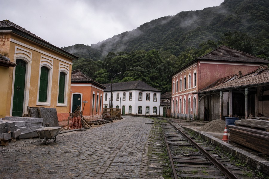 Vila ferroviária histórica em Paranapiacaba, usada como capa da matéria sobre obras de transporte e restauro